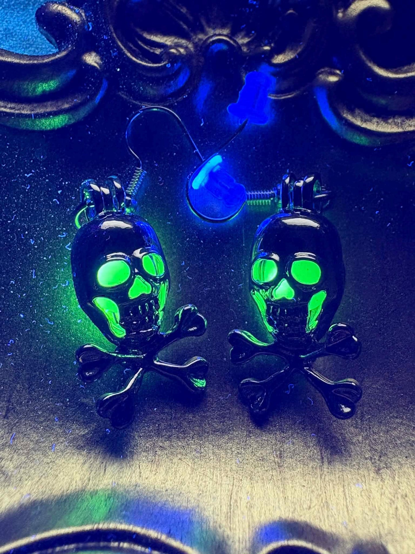 Green Glowing Skull Earrings – Neon Phosphorus Gothic Silver Jewelry, Perfect for Halloween, Parties & Dark Fashion Accessories